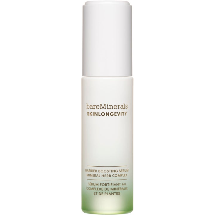 bareMinerals Skinlongevity Barrier Boosting Serum som stärker din hudbarriär i en vit flaska med grön tonad botten.