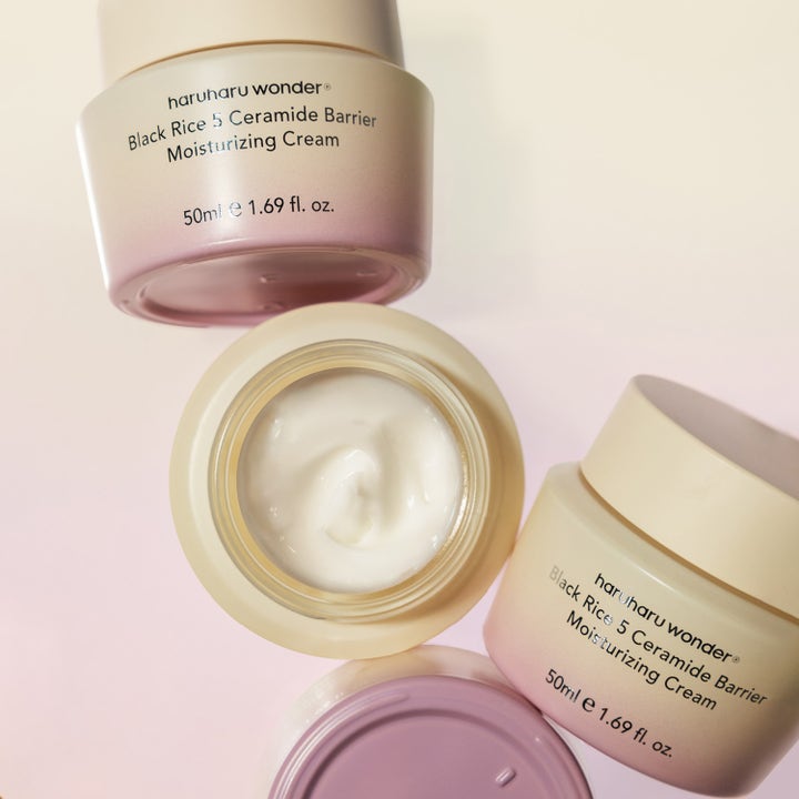 haruharu wonder Black Rice 5 Ceramide Barrier Moisturizing Cream 50 ml återfuktande kräm med vit textur i rosa burkar