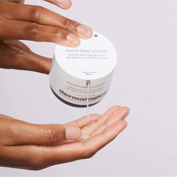 Dermalogica Sound Sleep Cocoon Duo 50 ml återfuktande nattkräm i vit pumpburk som doserar gel-kräm i en hand