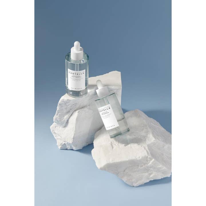 SKIN1004 Madagascar Centella Hyalu-Cica First Ampoule 100 ml centella ansiktsserum på vita stenar mot blå bakgrund