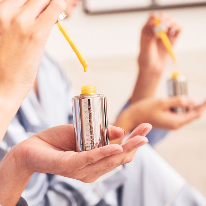 Elizabeth Arden Prevage Anti-Aging Intensive Repair Daily Serum 30 ml ger intensiv reparation med gult serum på en pipett.