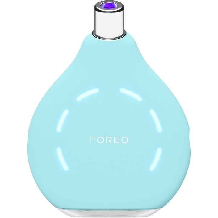 FOREO ESPADA 2 1 st mot orenheter ger klarare hy med blått LED-ljus i en ljusblå droppformad silikonenhet.