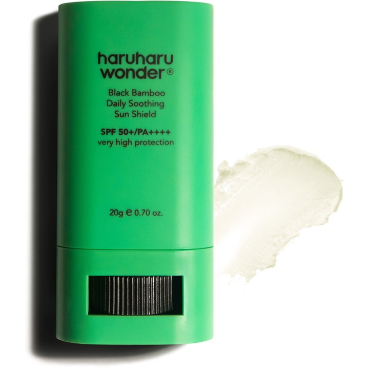 haruharu wonder Black Bamboo Daily Soothing Sun Shield 20 g bärbar solstift i grön hylsa med synlig krämig textur
