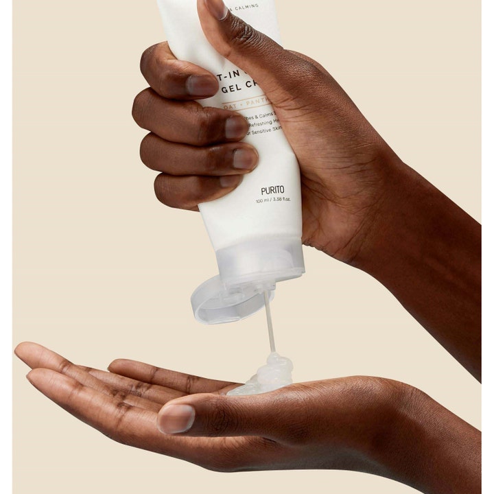 Purito Oat-in Calming Gel Cream 100 ml havre lugnande ansiktskräm som trycks ut ur en vit tub i en handflata