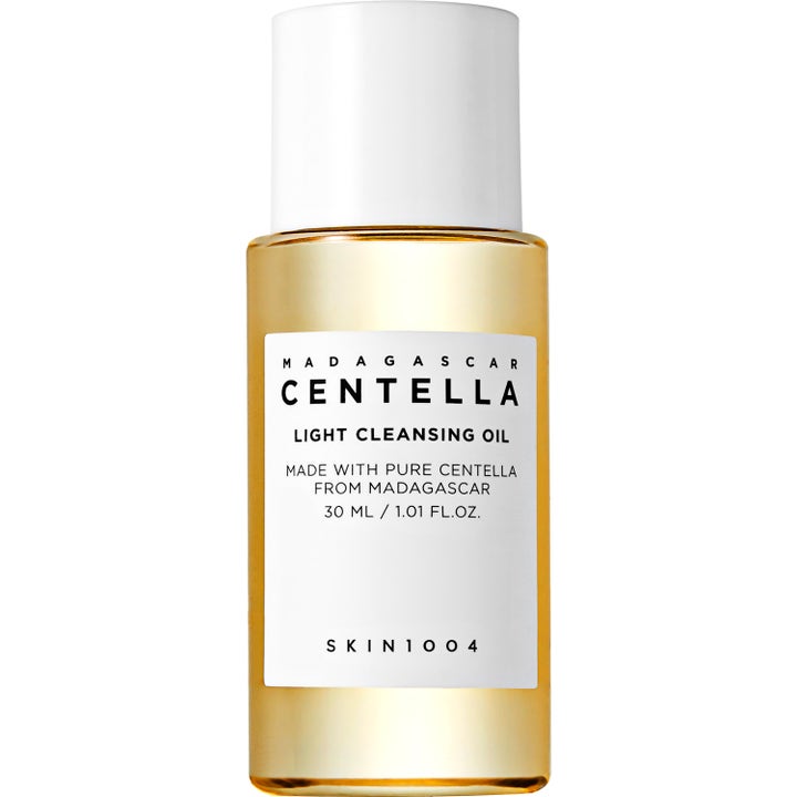 SKIN1004 Madagascar Centella Travel Kit 30 ml lugnande rengöringsolja i flaska med vit kork från ett reseset hudvård