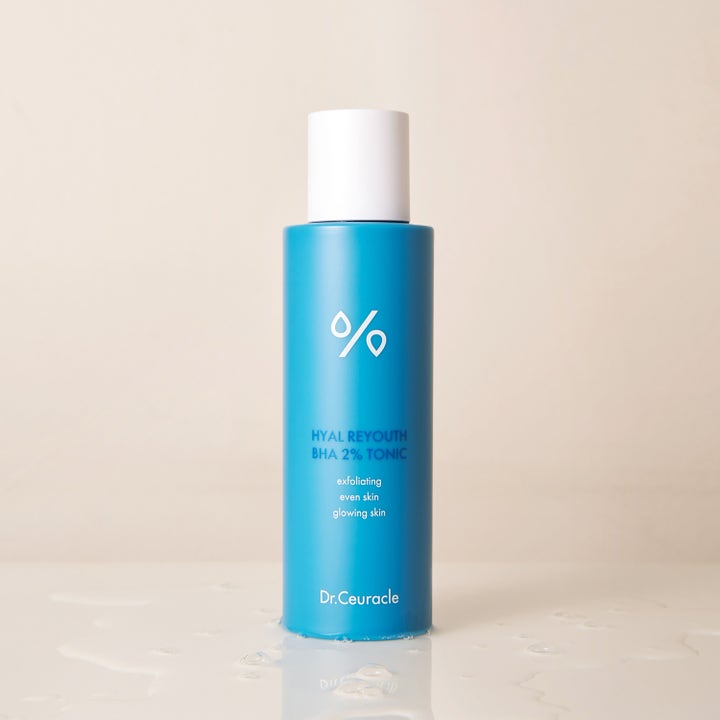 Dr. Ceuracle Hyal Reyouth BHA 2% Tonic 100 ml exfolierande toner i blå flaska med vitt lock bland vattendroppar.