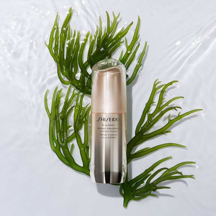 Shiseido Benefiance Wrinkle Smoothing Serum 30 ml fuktgivande anti-rynk serum placerat på gröna alger i vatten