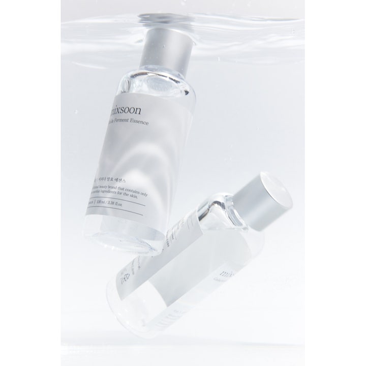 Mixsoon Bifida Ferment Essence 100 ml anti-aging essence i genomskinliga flaskor nedsänkta i vatten.