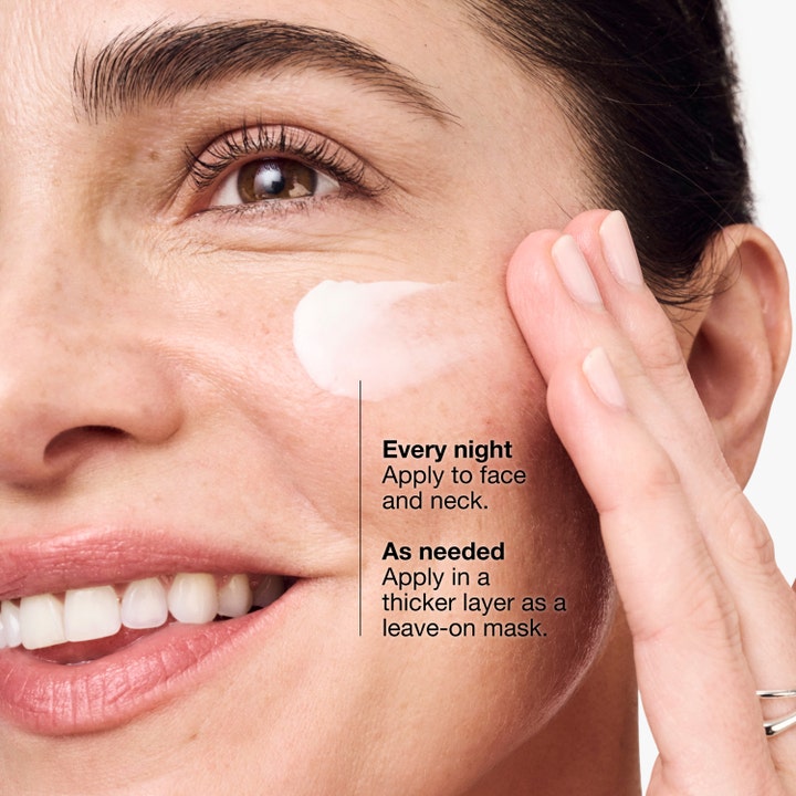 Clinique Smart Clinical Repair 50 ml nattkräm för hudreparation appliceras som kräm och mask på en kvinnas kind.