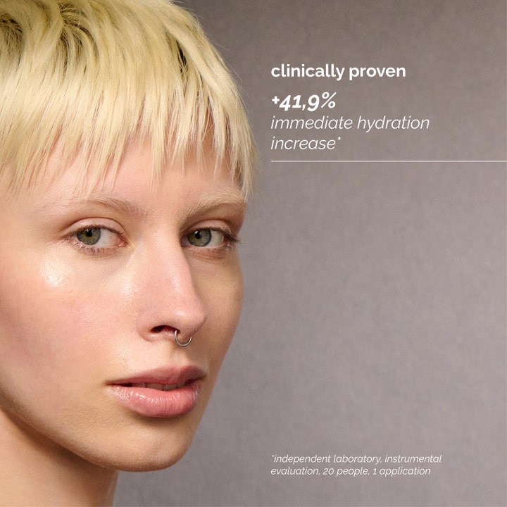 Skin Regimen Ha4 Jelly Serum 30 ml fuktgivande jelly serum på person med lyster och återfuktad hy