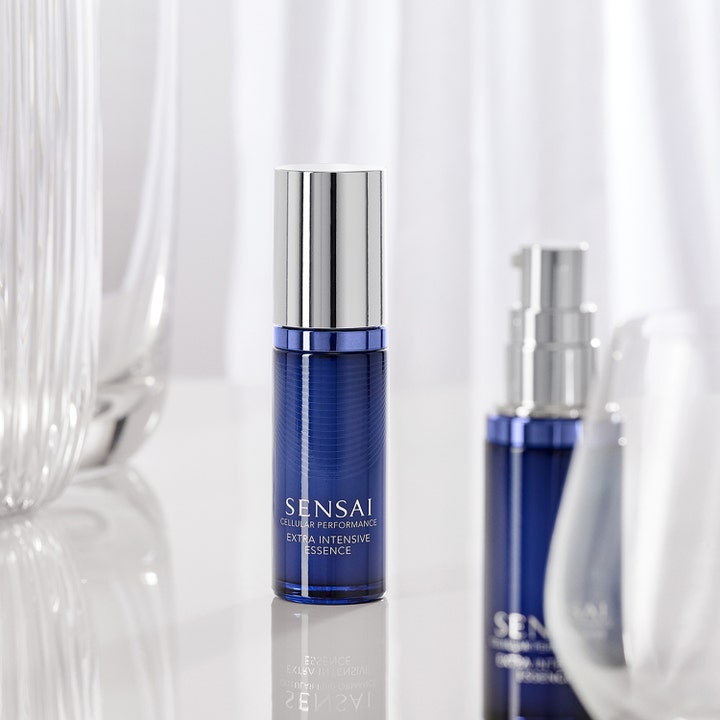 Sensai Cellular Performance Extra Intensive Essence 40 ml anti-aging essens i blå flaska med glansigt silverlock.
