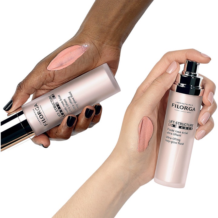 Filorga Lift-Structure Radiance 50 ml lystergivande dagkräm applicerad på händer med olika hudtoner.