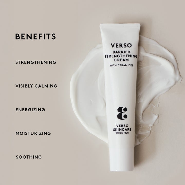 Verso N°3 Barrier Strengthening Cream 40 ml barriärstärkande ansiktskräm i tub på en krämig vit textur som ger fukt.