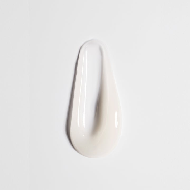 Jorgobé Centella Serum 50 ml centella asiatica lugnande serum med en krämig vit textur som vårdar huden.