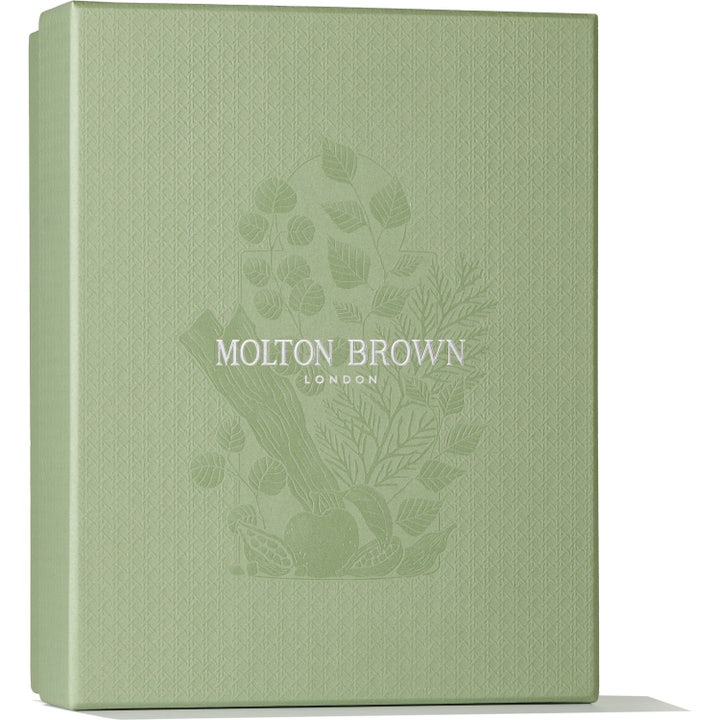Molton Brown Gift Set Tea Ceremony Collection 307,5 ml kroppsvårdskit i en ljusgrön mönstrad ask med botaniskt tryck
