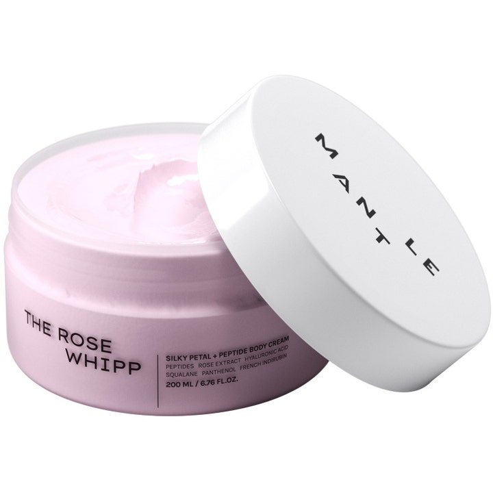 MANTLE The Rose Whipp 200 ml kroppskräm för mjuk hud med peptider i ljusrosa burk med vispad krämig textur