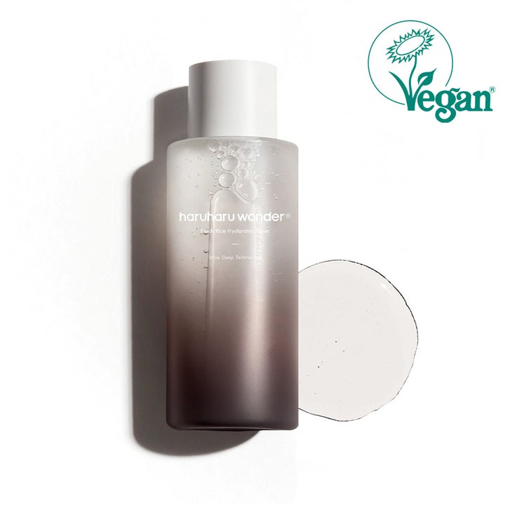 haruharu wonder Black Rice Hyaluronic Toner 300 ml vegansk återfuktande toner i tonad flaska bredvid en klar vätska