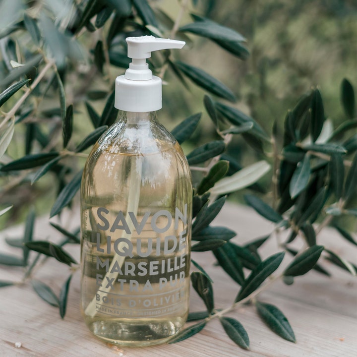 Compagnie de Provence Liquid Marseille Soap Olive Wood 495 ml lyxig extra ren handtvål bland gröna olivkvistar
