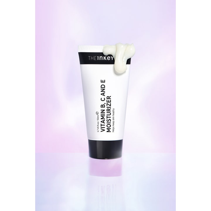 The INKEY List Vitamin B, C and E Moisturizer 50 ml lätt återfuktande ansiktskräm i vit tub med krämig vit textur