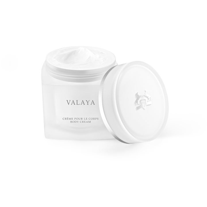 Parfums De Marly Valaya 200 ml exklusiv återfuktande kroppskräm i öppen burk av frostat glas med krämig vit textur