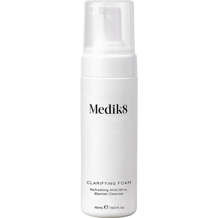 Medik8 Clarifying Foam 150ml AHA BHA ansiktsrengöring för fet hy motverkar finnar i vit pumpflaska med genomskinligt lock.