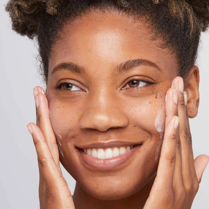 Dermalogica Skin Smoothing Cream 350 ml återfuktande hudvård kvinna applicerar vit kräm på ansiktet för mjuk hud