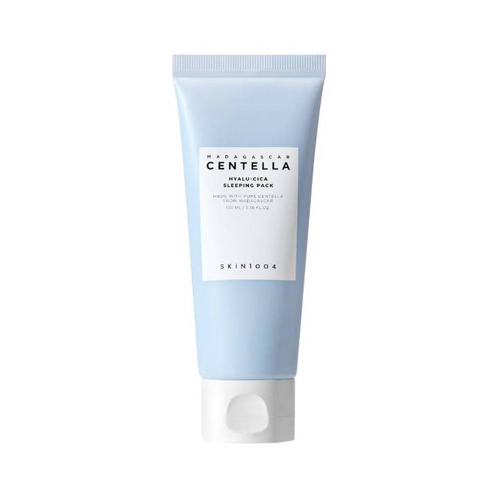 Skin1004 Madagascar Centella Hyalu-Cica Sleeping Pack 100 ml fuktgivande nattmask ansikte i en ljusblå tub med vitt lock