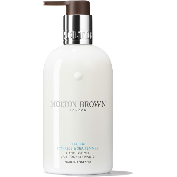 Molton Brown Coastal Cypress & Sea Fennel 300ml återfuktande handkräm exklusiv i vit flaska med silverkrage och brun pump.