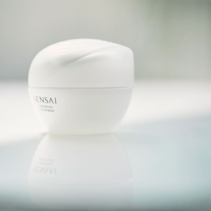 Sensai Comforting Barrier Mask 60 ml lugnande ansiktsmask i en vit rund burk med vågformat lock