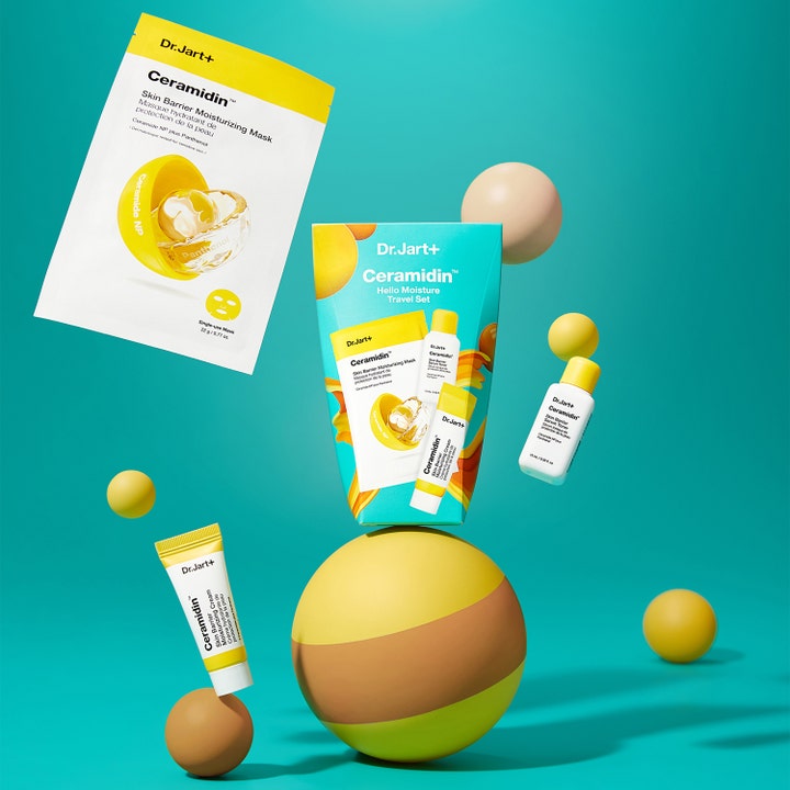 Dr.Jart+ Ceramidin Hello Moisture Travel Set med fuktgivande hudvård i en lekfull miljö med gula klot