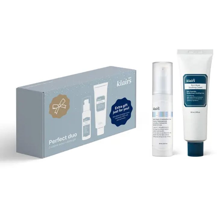 Klairs Perfect Duo 2 delar hudvårdskit med lystergivande vitamin C serum och återfuktande ansiktskräm i vit tub.