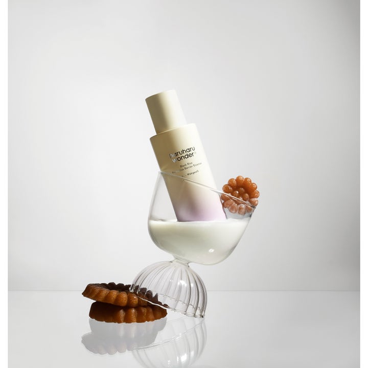 haruharu wonder Black Rice Probiotics Barrier Essence 120 ml stärkande essence i ett glas med vit vätska och bakverk