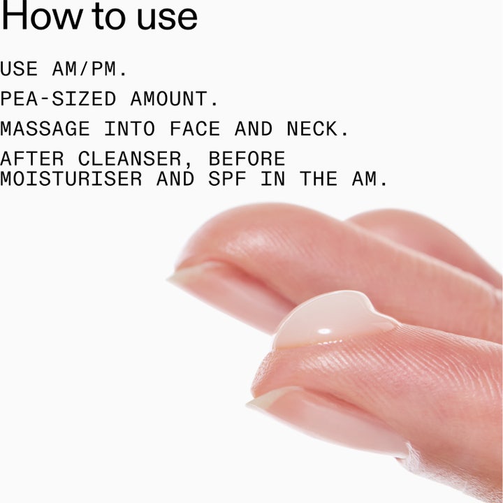 The INKEY List Niacinamide Serum 30 ml för oljig hy i vit flaska med genomskinliga droppar av serum framför
