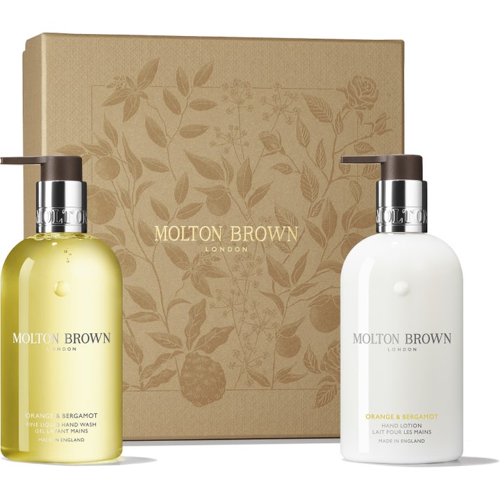 Molton Brown Orange & Bergamot 2x300ml rengörande handvårdset med gul tvål och vit lotion framför en mönstrad box
