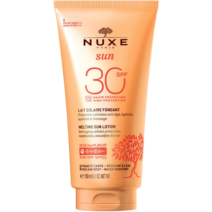 Nuxe Sun Melting Sun Lotion 150 ml återfuktande solskydd i en orange plasttub prydd med ett dekorativt rött träd
