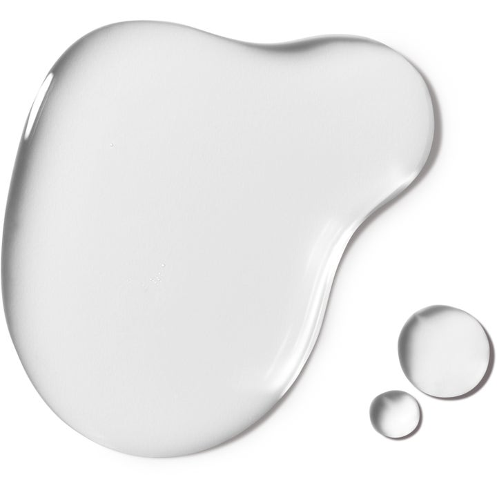MAC Cosmetics Dew Over Micellar Water 100 ml återfuktande ansiktsvatten med en klar och lättflytande textur.