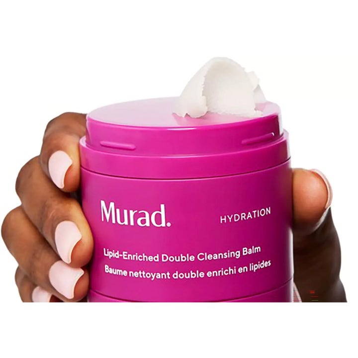 Murad Lipid-Enriched Double Cleansing Balm 50 ml i lila burk med vit krämig textur på locket