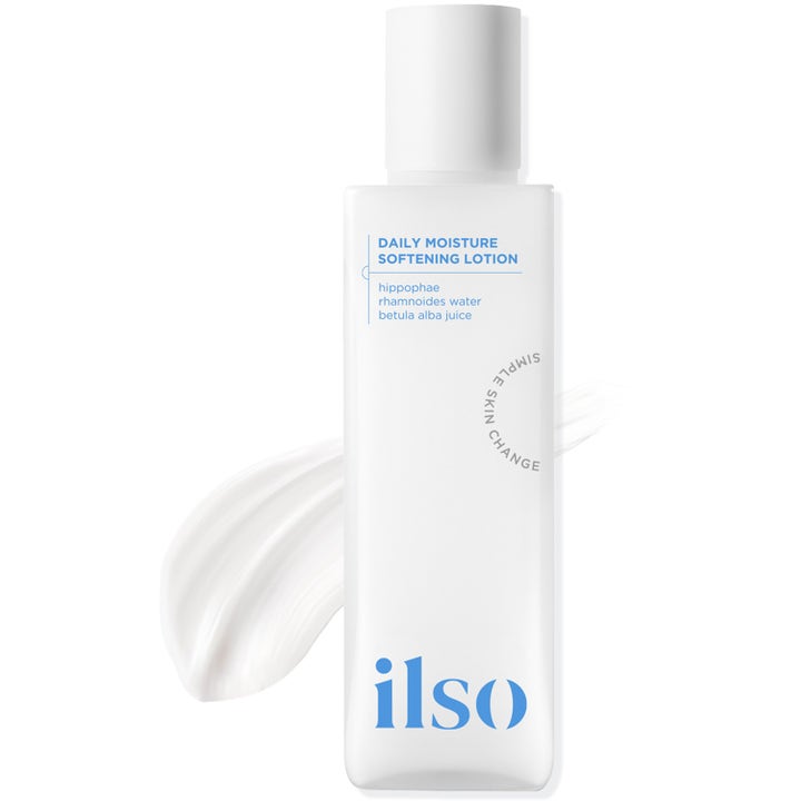 ilso Daily Moisture Softening Lotion icke-klibbig lotion mjukgörande hudkräm i vit flaska med krämig textur
