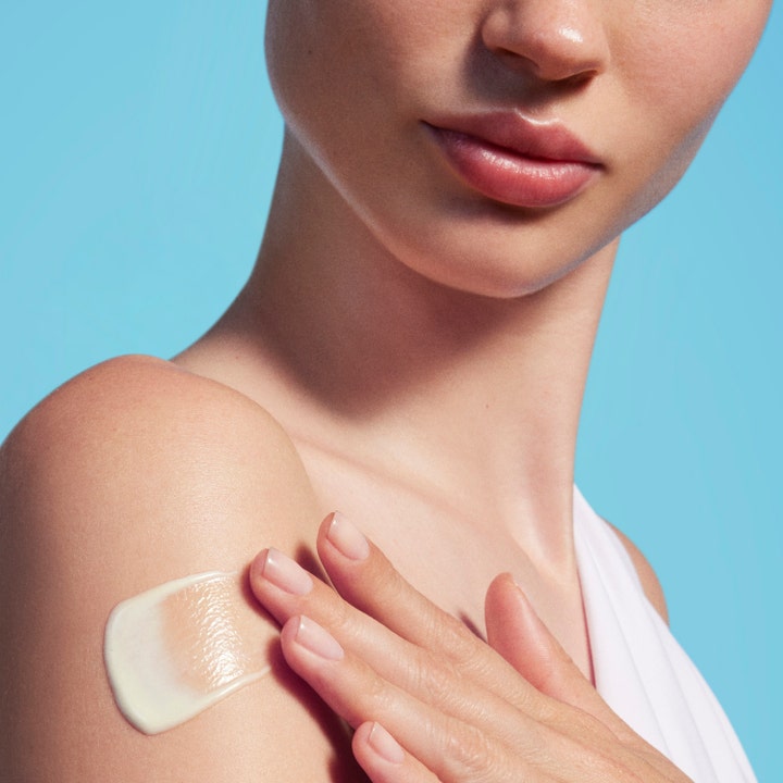 Biotherm Waterlover Creme Solaire Anti-Age 50 ml anti age solkräm spf50 med krämig textur som appliceras på axeln.
