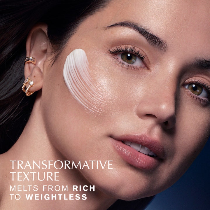 Estée Lauder Revitalizing Supreme + Night Power Bounce Creme 50 ml nattkräm med rik vit textur på en kvinnas kind.
