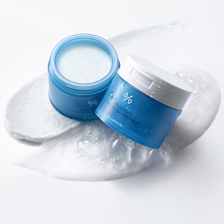 Dr. Ceuracle Hyal Reyouth Melting Foaming Balm 100 ml rengöring i blå burkar med vit krämig konsistens och lödder