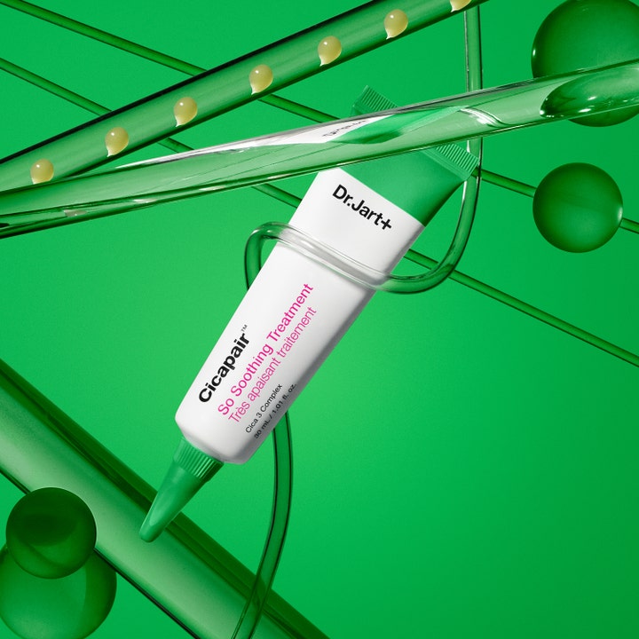 Dr.Jart+ Cicapair So Soothing Treatment 30 ml lugnande gel i vit tub mot grön bakgrund med droppar.