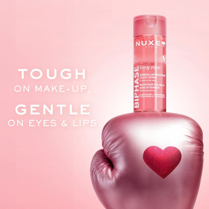 Nuxe Very Rose Biphase Makeup Remover 100 ml sminkborttagning på en rosa boxningshandske med hjärta