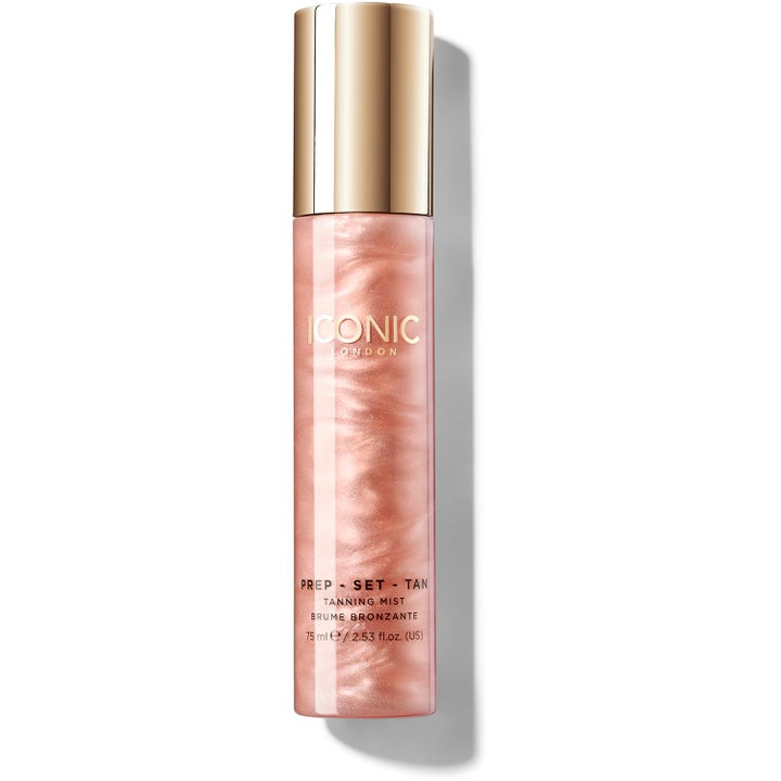 Iconic London Prep-Set-Tan Tanning Mist 75 ml ger solkysst lyster i en skimrande persikofärgad flaska med guldkork