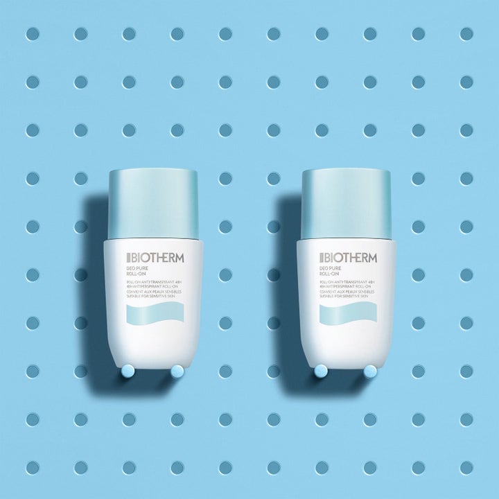 Biotherm Deo Pure Set 2026 Duo 4 x 75 ml antiperspirant för känslig hud med vita flaskor på en blå håltavla.