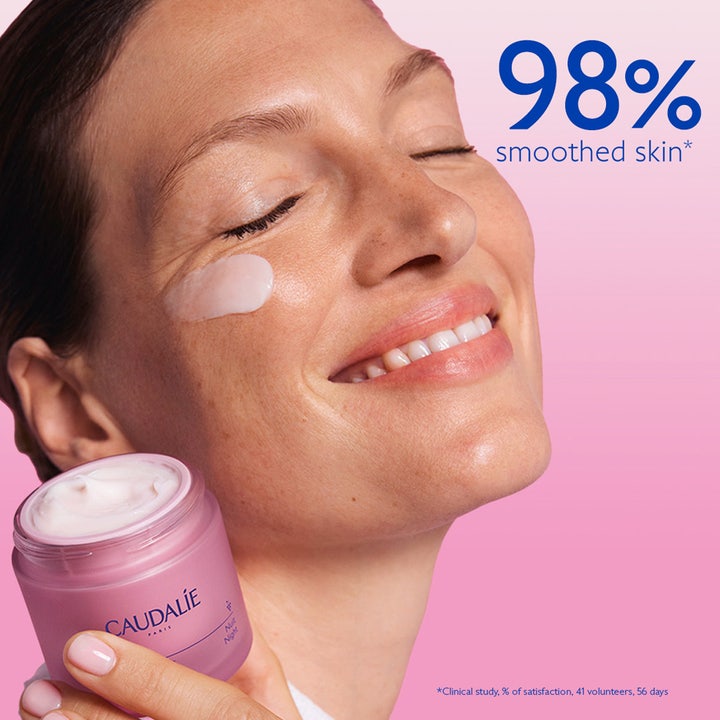 Caudalie Resveratrol-Lift 50 ml anti ageing nattkräm ger slät hy kvinna med rosa burk och text 98% smoothed skin