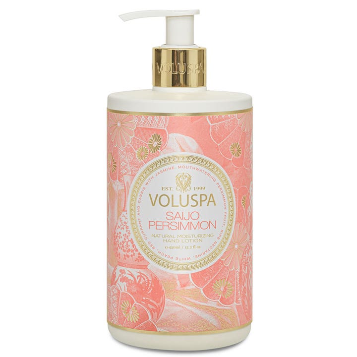 Voluspa Saijo Persimmon 450 ml mjukgörande handlotion i vit pumpflaska med persikorosa blommönster