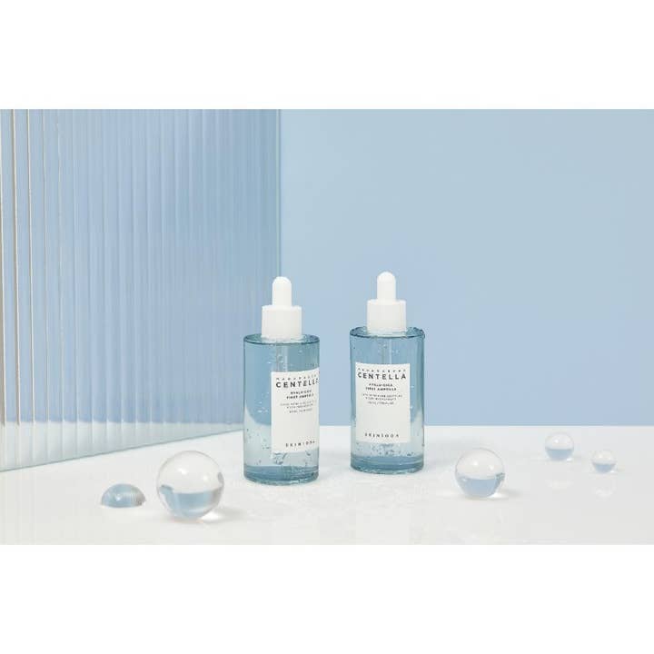 SKIN1004 Madagascar Centella Hyalu-Cica First Ampoule 100 ml centella ansiktsserum i blå glasflaskor med vita pipetter.