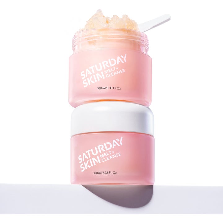 Saturday Skin Melt + Cleanse Makeup Melting Balm 100 ml rengöringsbalm i rosa burkar med persikofärgad textur och spatel