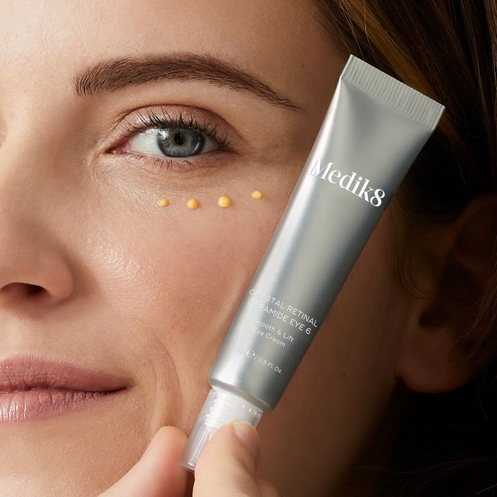 Medik8 Crystal Retinal Ceramide Eye 10 15 ml ceramid anti-aging ögonkräm appliceras i gula prickar under ögat